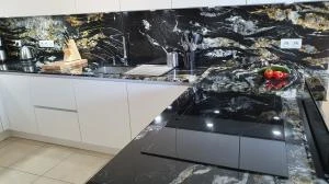 Salle de bain en marbre poli réalisée par MARBRERIE BIJOTAT – envie d’un cachet unique dans votre déco ?
